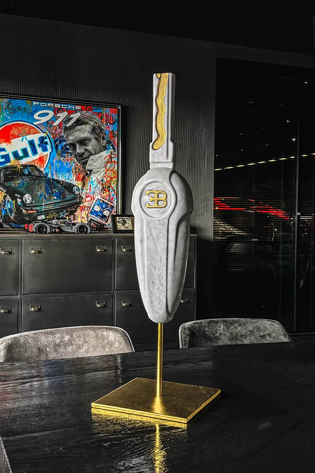 Sculpture Bugatti Veyron en marbre et feuille d’or 24 carats - Hilario DE PAIVA