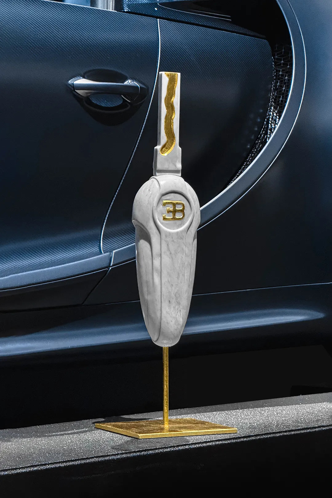 Sculpture Bugatti Veyron en marbre carrare doré à l'or fin