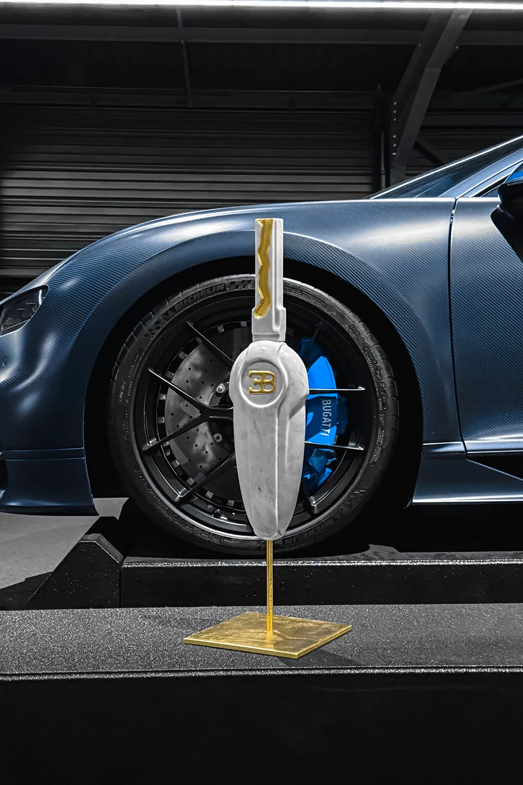 Sculpture clé Bugatti Veyron Speed Key en marbre et feuille d’or
