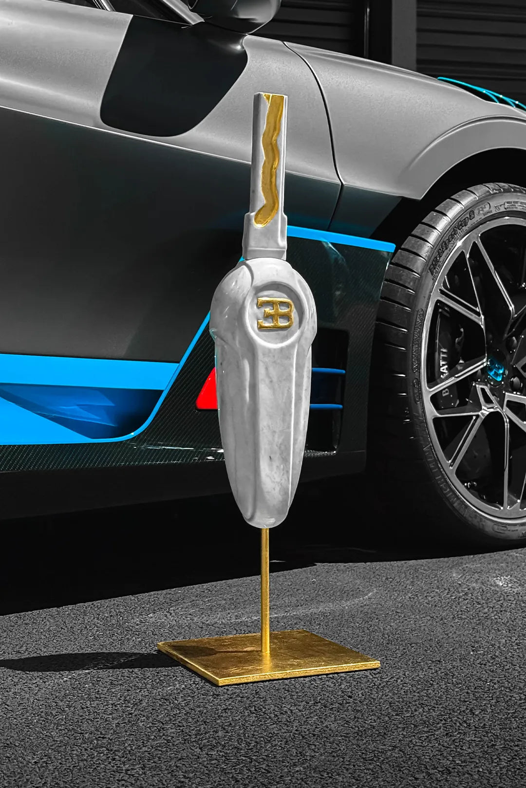 Sculpture Bugatti Veyron en marbre et feuille d’or avec Bugatti Divo