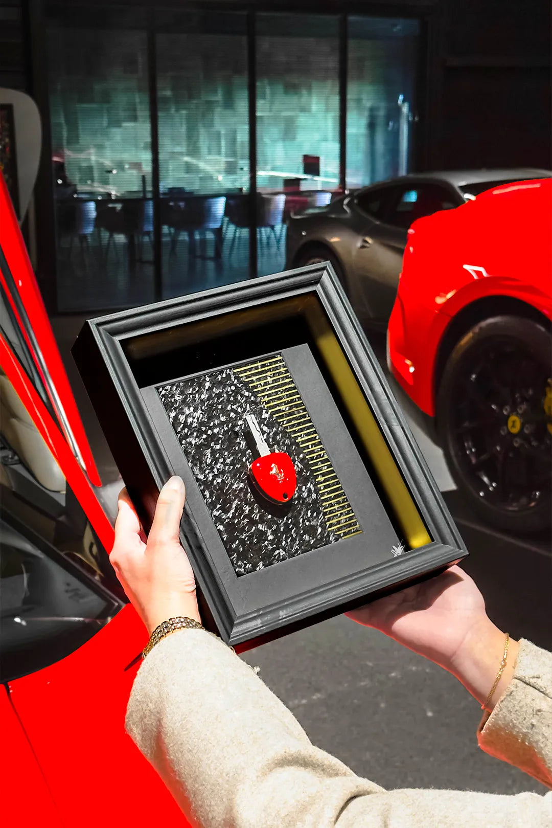 Décoration Ferrari clé encadré - Coligny Car Museum