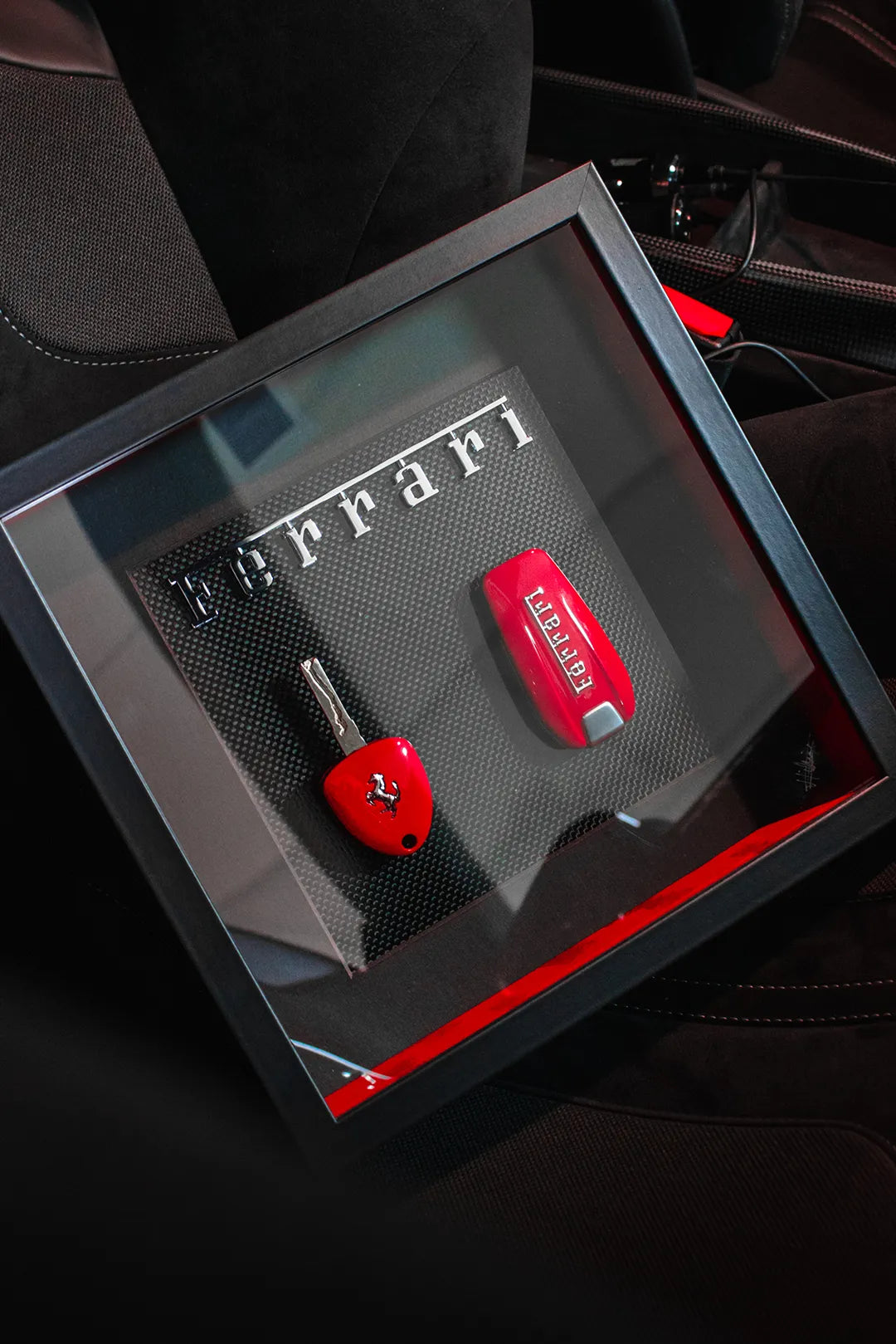 Décoration Ferrari clé encadré - Fibre de carbone