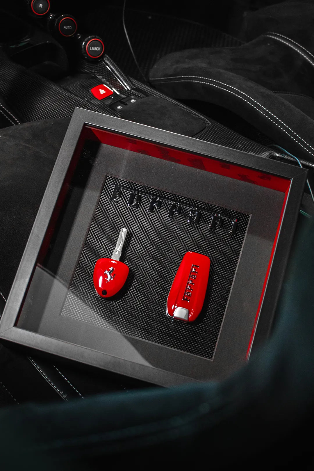 Œuvre Ferrari F12 et F8 clé encadrée - Hilario DE PAIVA