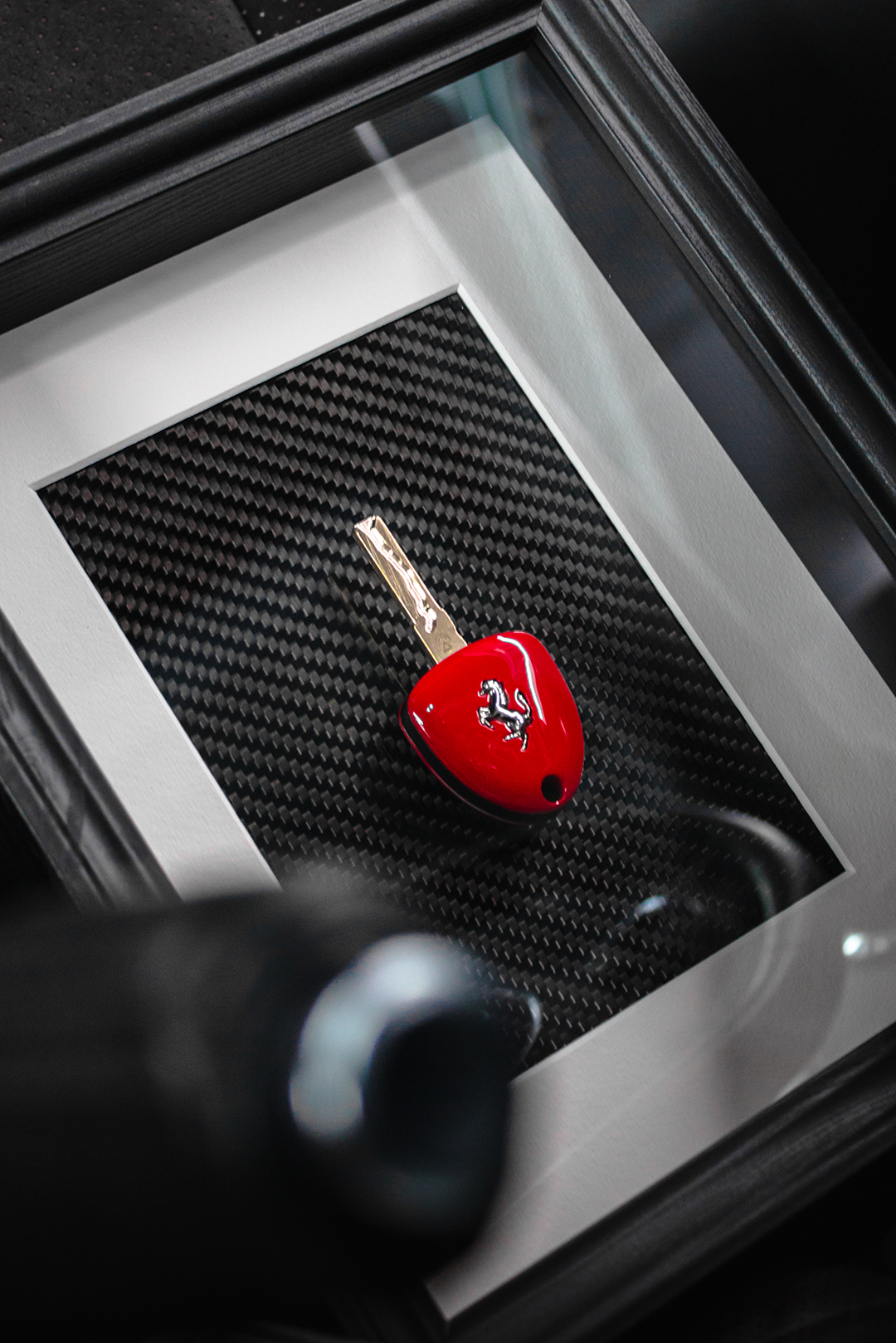 Décoration clé Ferrari encadré - Fibre de carbone
