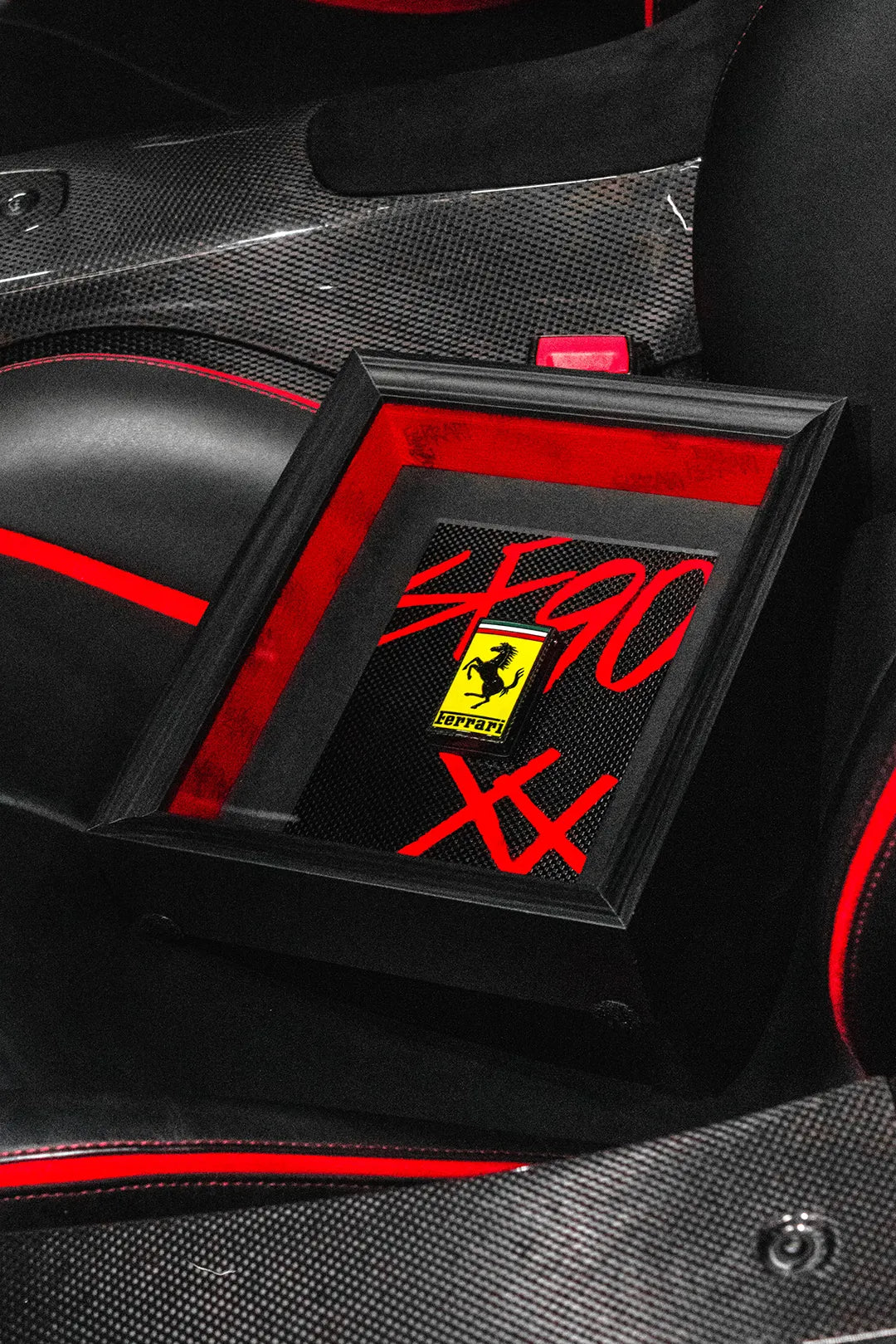 Clé de Ferrari SF90 XX encadré