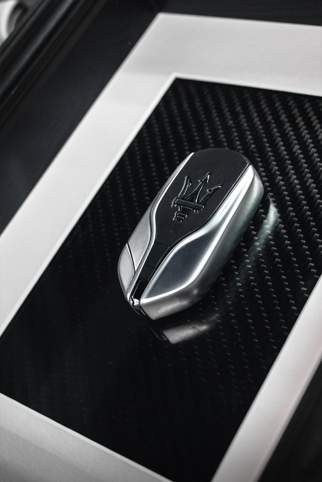 Tableau Maserati MC20 clé encadrée - Hilario Art