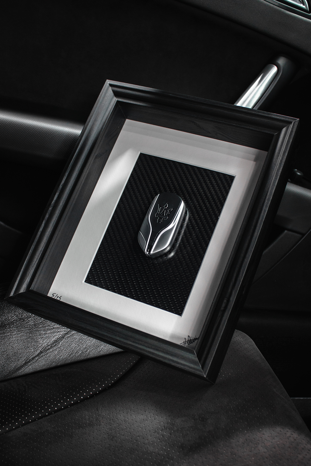 Œuvre Maserati MC20 clé encadré - Hilario DE PAIVA